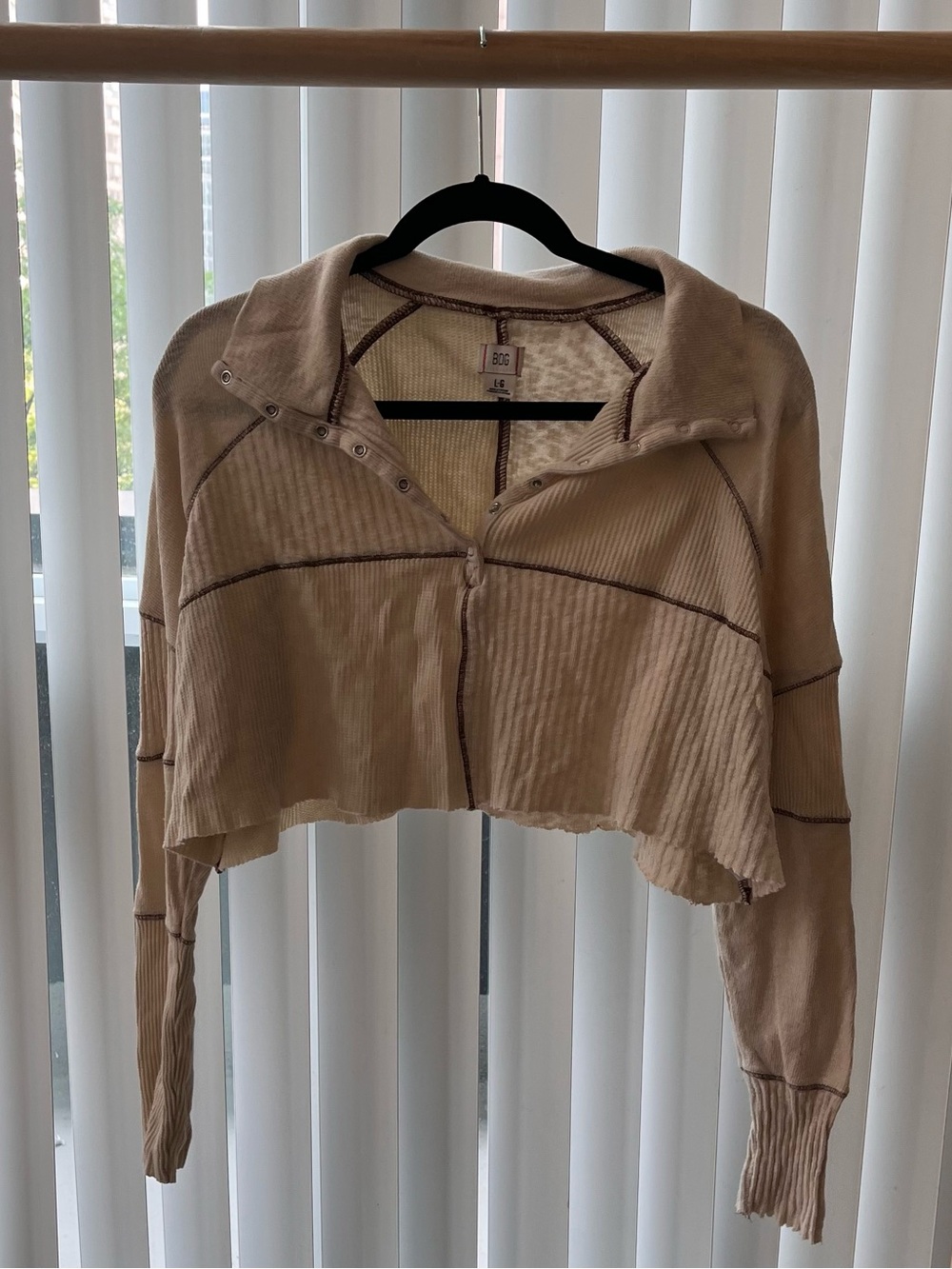 Large Women’s BDG Beige/Cream Off-the-Shoulder Cropped Sweater